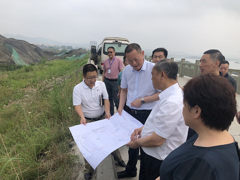 市、縣領導現場調研天馬50萬噸玻瓶項目(圖5) 市、縣領導現場調研天馬50萬噸玻瓶項目(圖5)