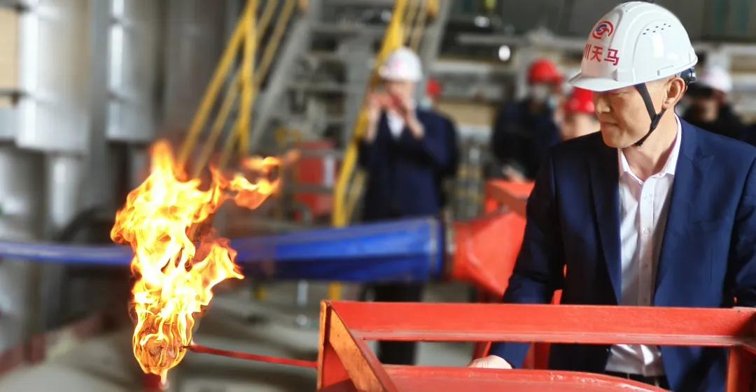 四川天馬玻璃“50萬噸高檔優質輕量玻瓶一期6萬噸技改項目(3#窯爐)”點火儀式(圖2) 四川天馬玻璃“50萬噸高檔優質輕量玻瓶一期6萬噸技改項目(3#窯爐)”點火儀式(圖2)